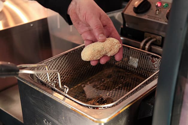 Image of the chef frying the croquettes